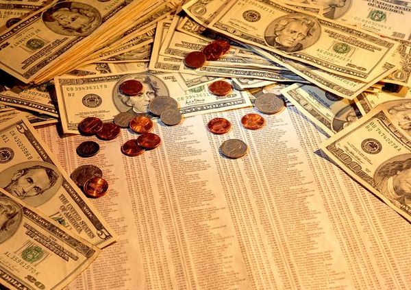 金价触及三周高点，油价回落近3%